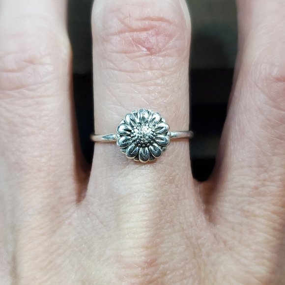 Size 8 925 Sterling Silver Cute Simple Flower Ring - Picture 1 of 6